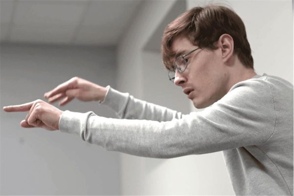 Atteint de surdité profonde, il devient chef d’orchestre