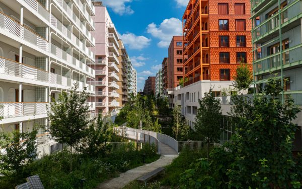 Un an après les JO de Paris, les villages olympiques accueillent leurs premiers habitants
