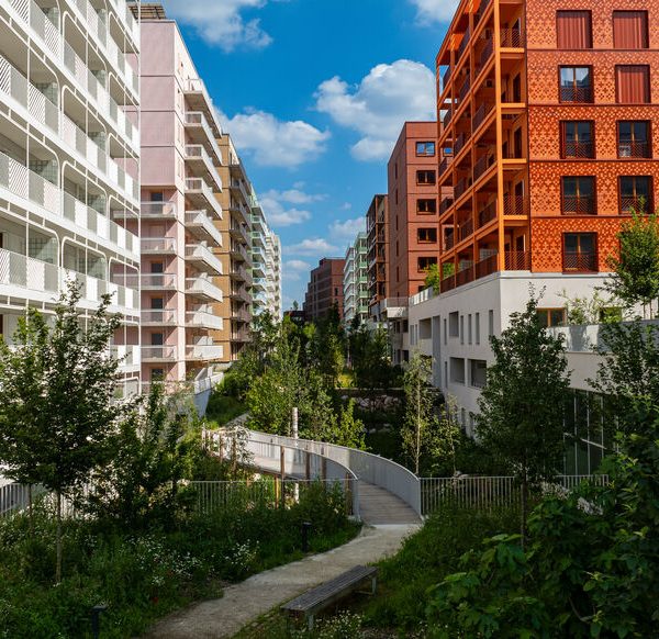 Un an après les JO de Paris, les villages olympiques accueillent leurs premiers habitants